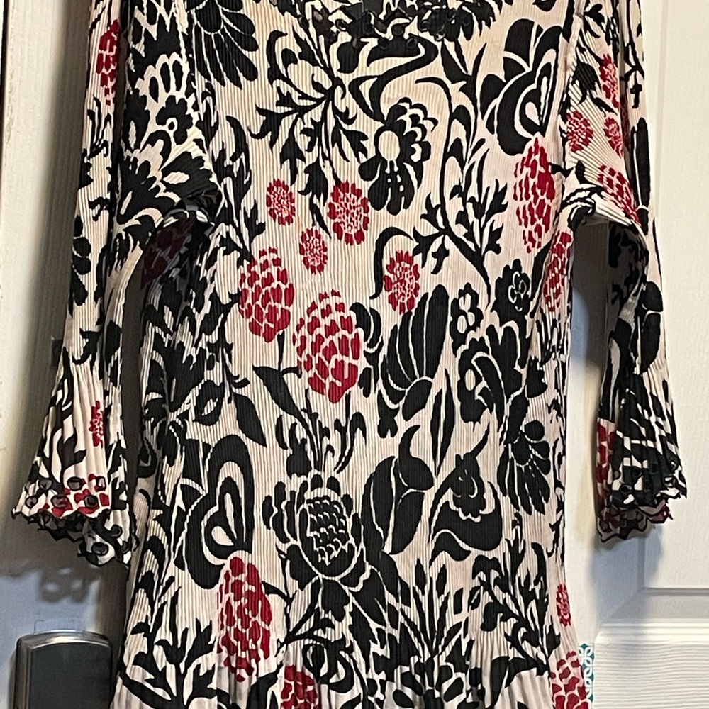 Dressbarn Women's black red and white Print Top